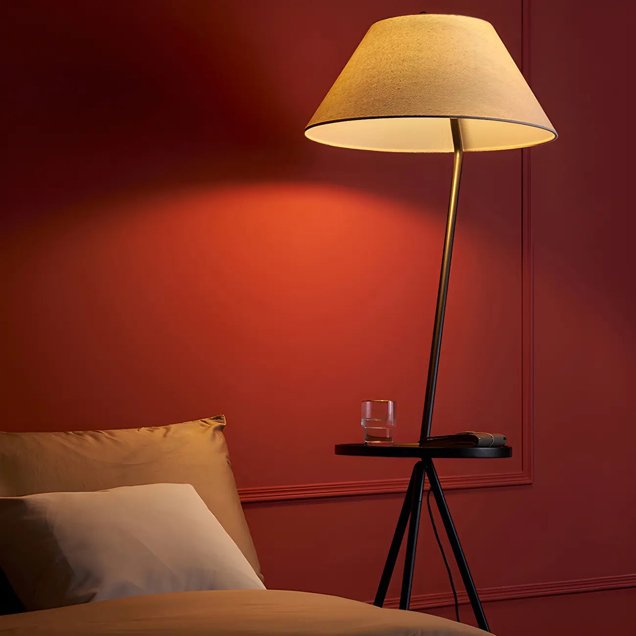 Lampadaire trépied moderne en métal noir avec table basse