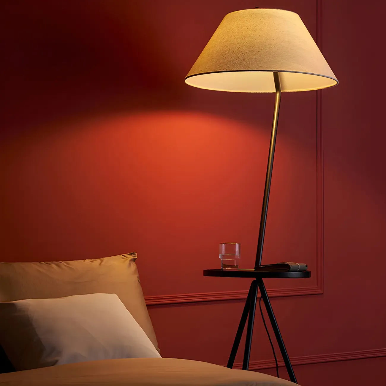 Lampadaire trépied moderne en métal noir avec table basse