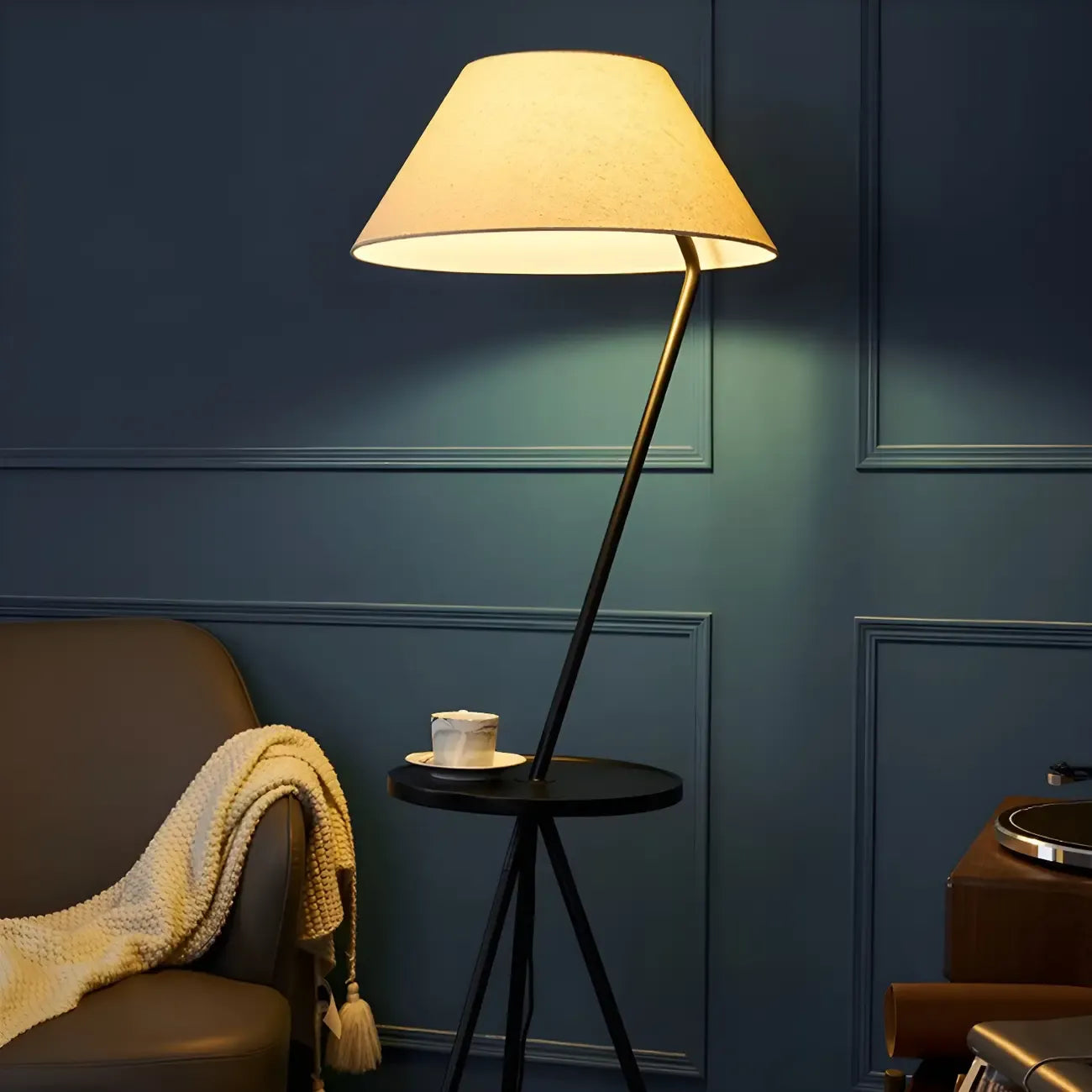Lampadaire trépied moderne en métal noir avec table basse