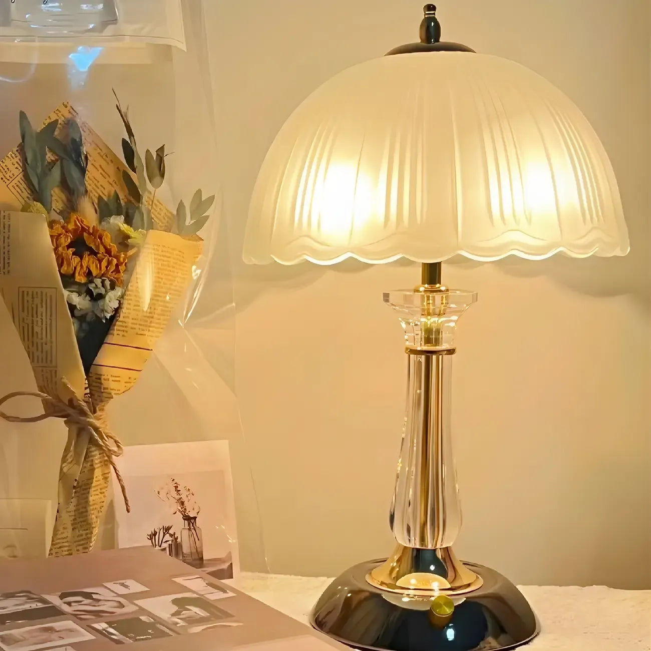 Lampe de table élégante en verre blanc et métal en forme de parapluie