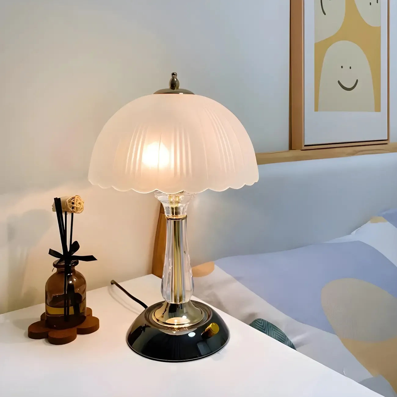 Lampe de table élégante en verre blanc et métal en forme de parapluie