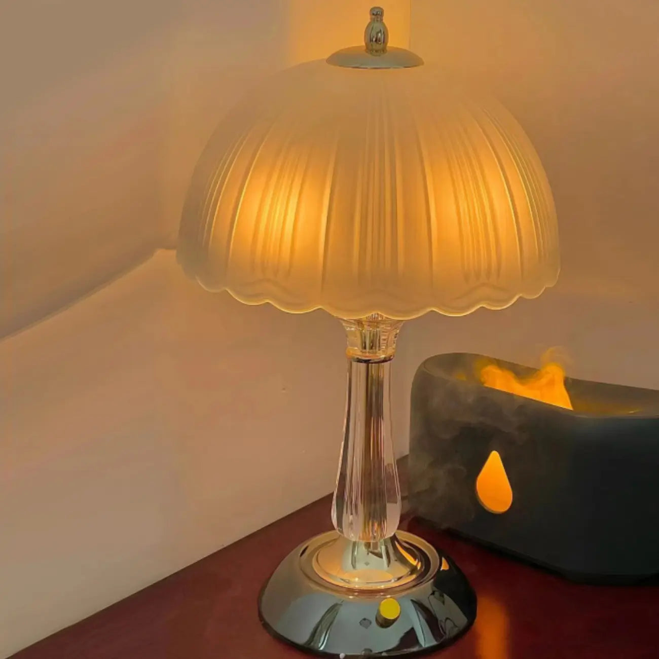 Lampe de table élégante en verre blanc et métal en forme de parapluie