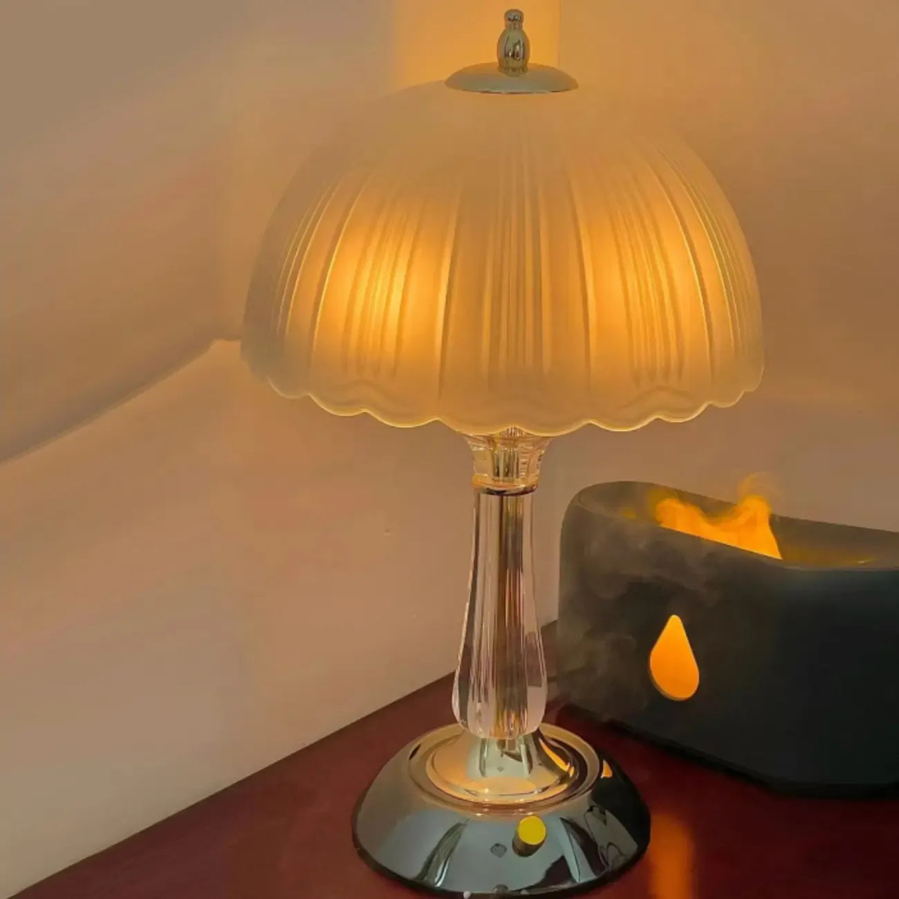 Lampe de table élégante en verre blanc et métal en forme de parapluie