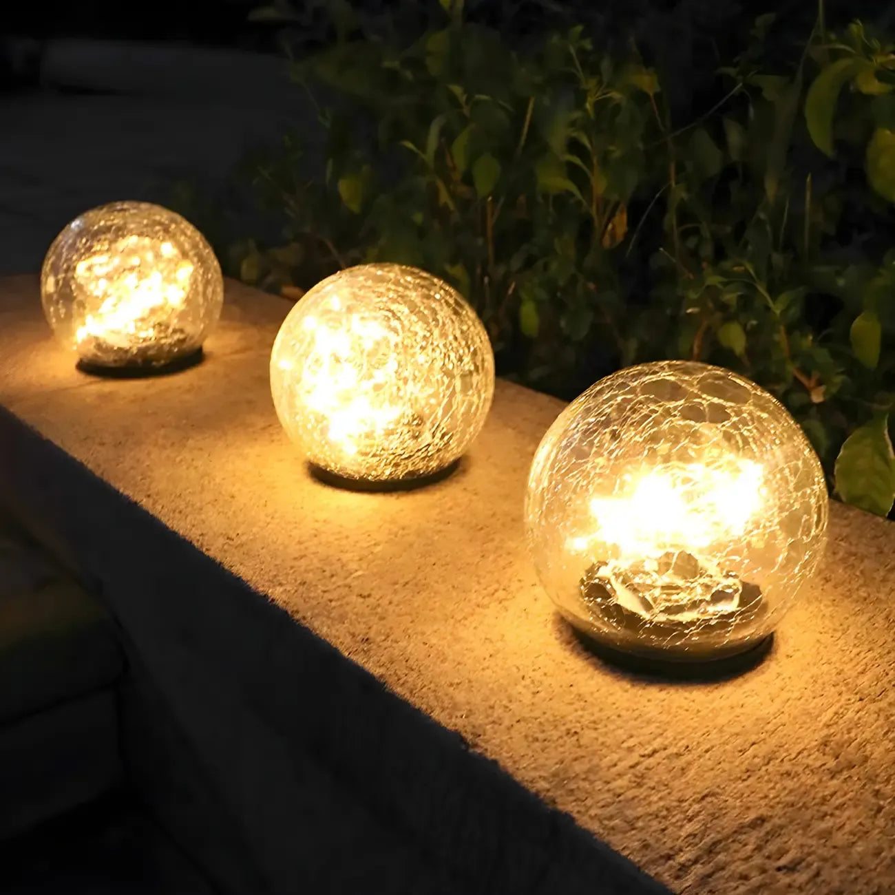 Éclairage paysager solaire moderne à LED sous globe en verre