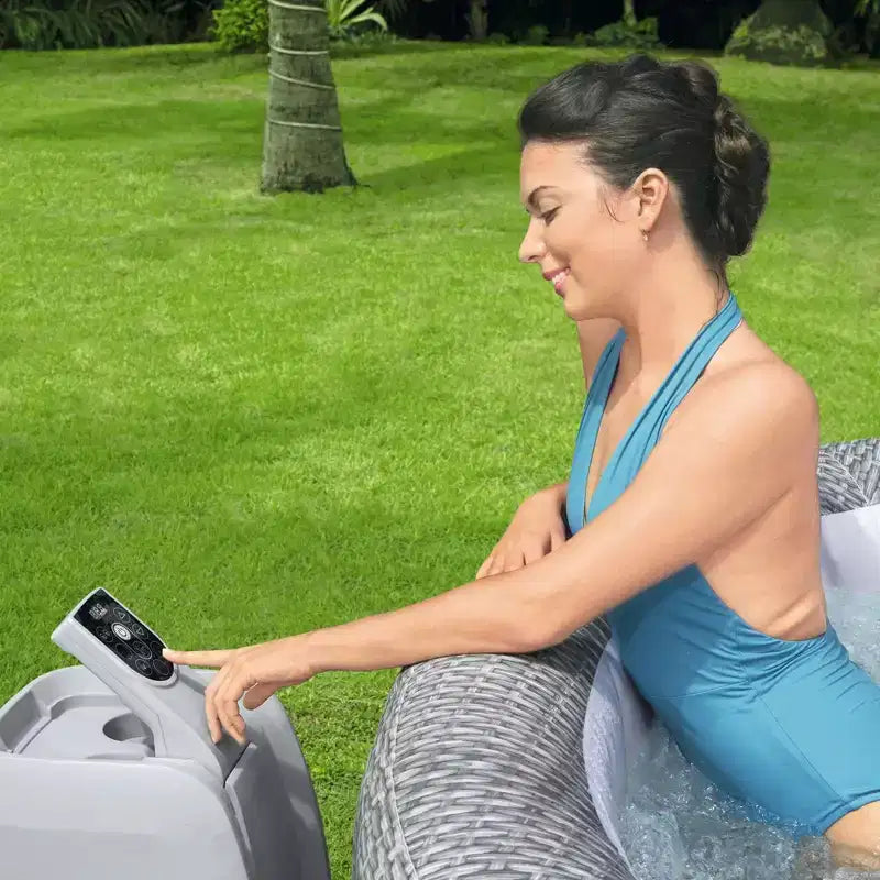 Parasol Bestway SaluSpa combiné au spa gonflable d'extérieur Honolulu SaluSpa avec 140 jets d'air apaisants et une couverture isolante