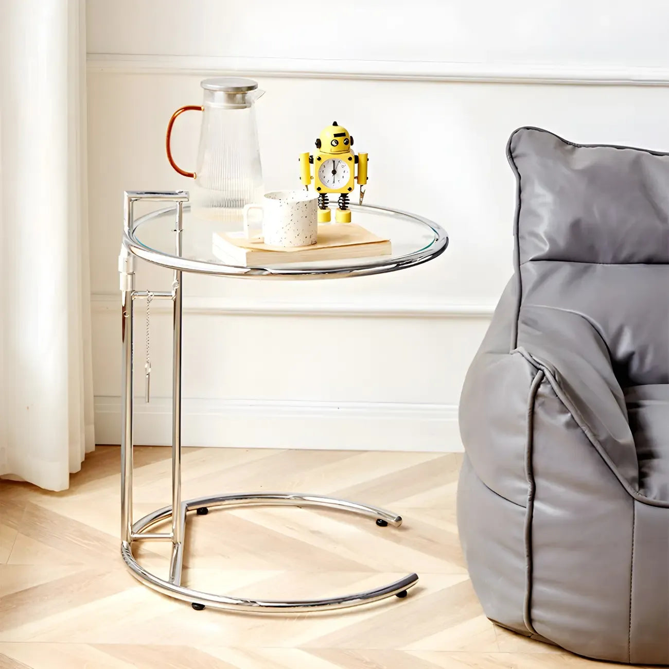 Table d'appoint ronde argentée en forme de C à hauteur réglable