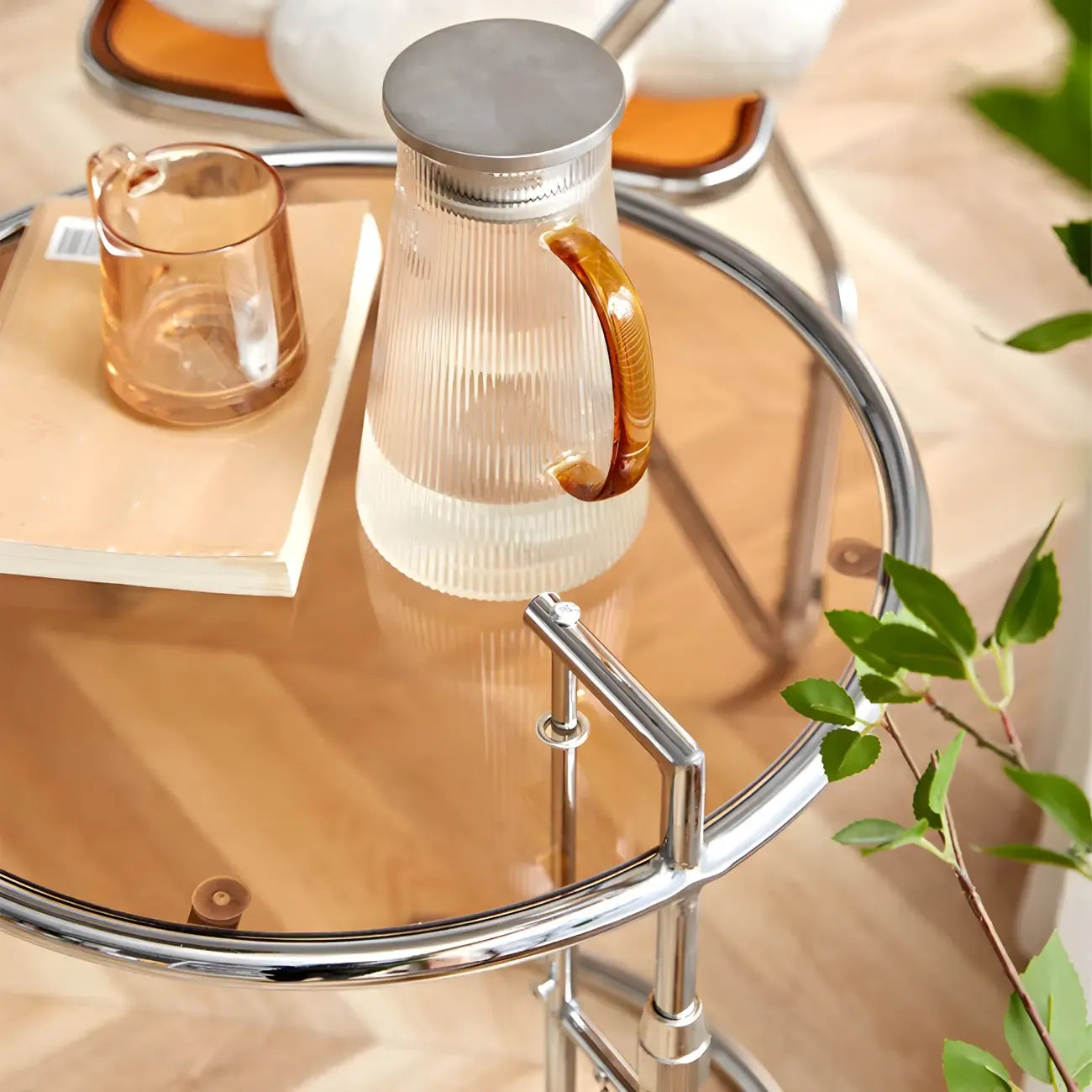 Table d'appoint ronde argentée en forme de C à hauteur réglable