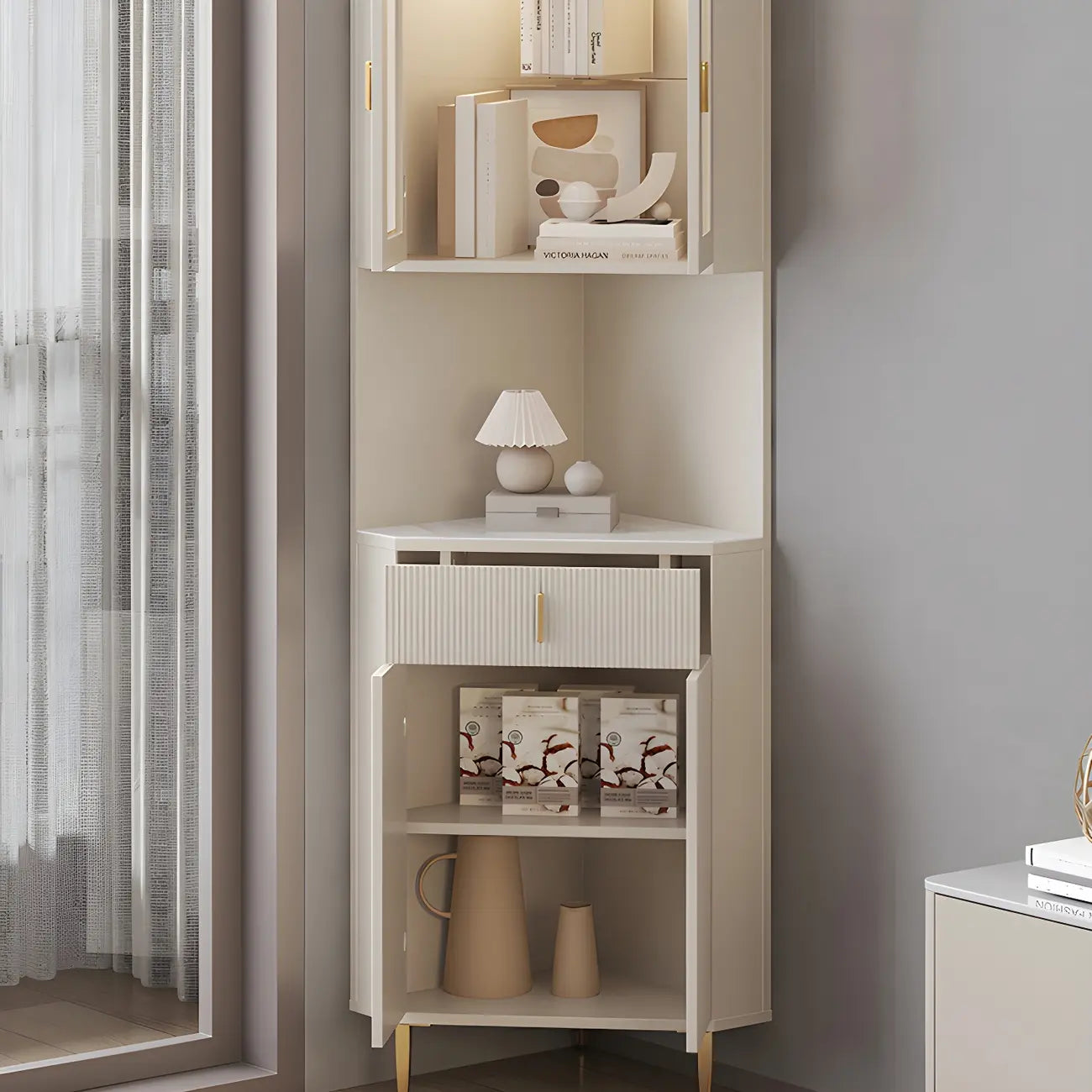 Meuble d'angle de rangement moderne en bois blanc crème et accents dorés