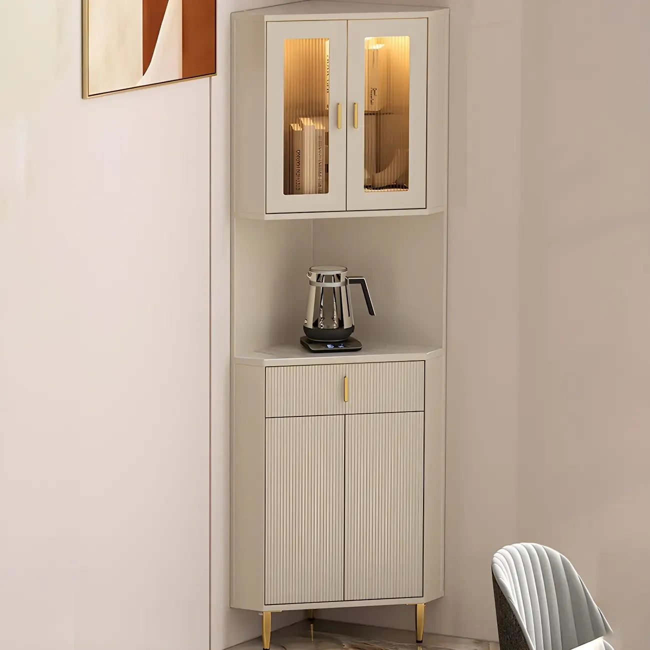 Meuble d'angle de rangement moderne en bois blanc crème et accents dorés
