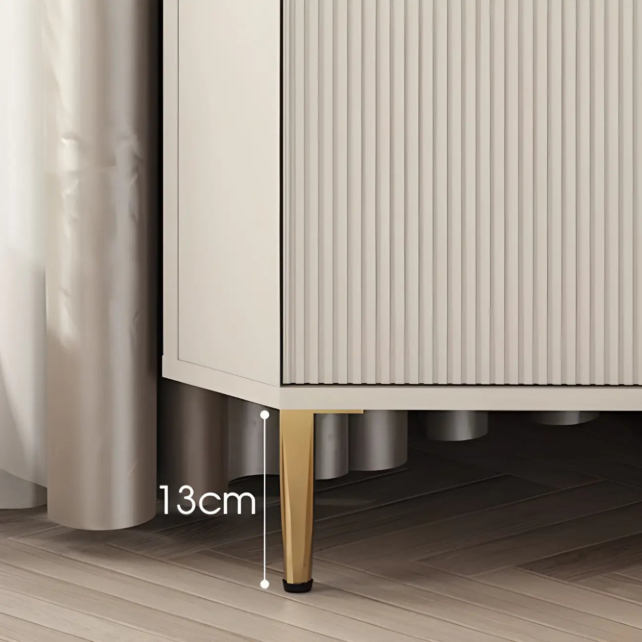 Meuble d'angle de rangement moderne en bois blanc crème et accents dorés
