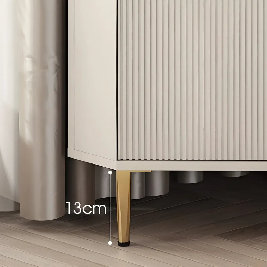 Meuble d'angle de rangement moderne en bois blanc crème et accents dorés