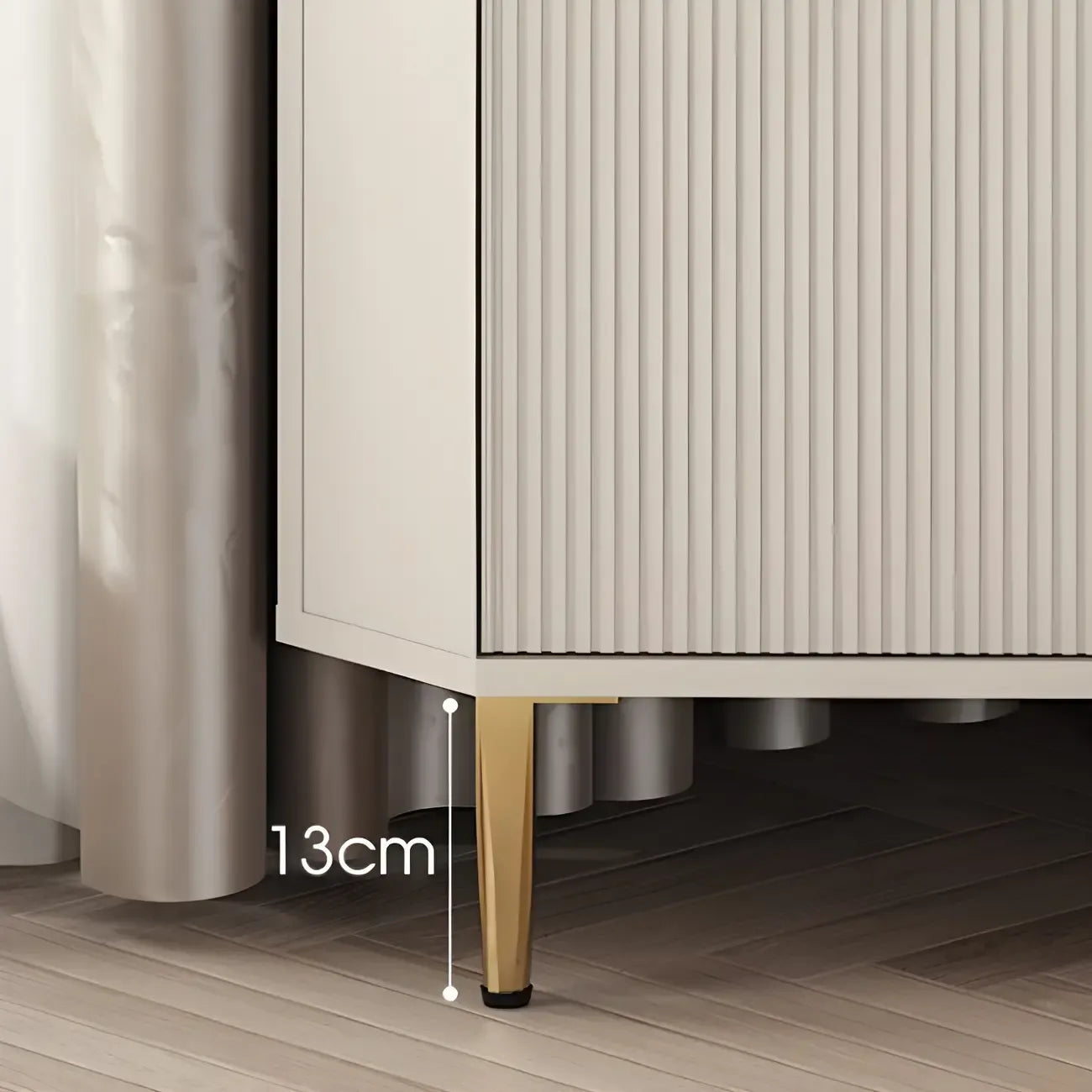 Meuble d'angle de rangement moderne en bois blanc crème et accents dorés