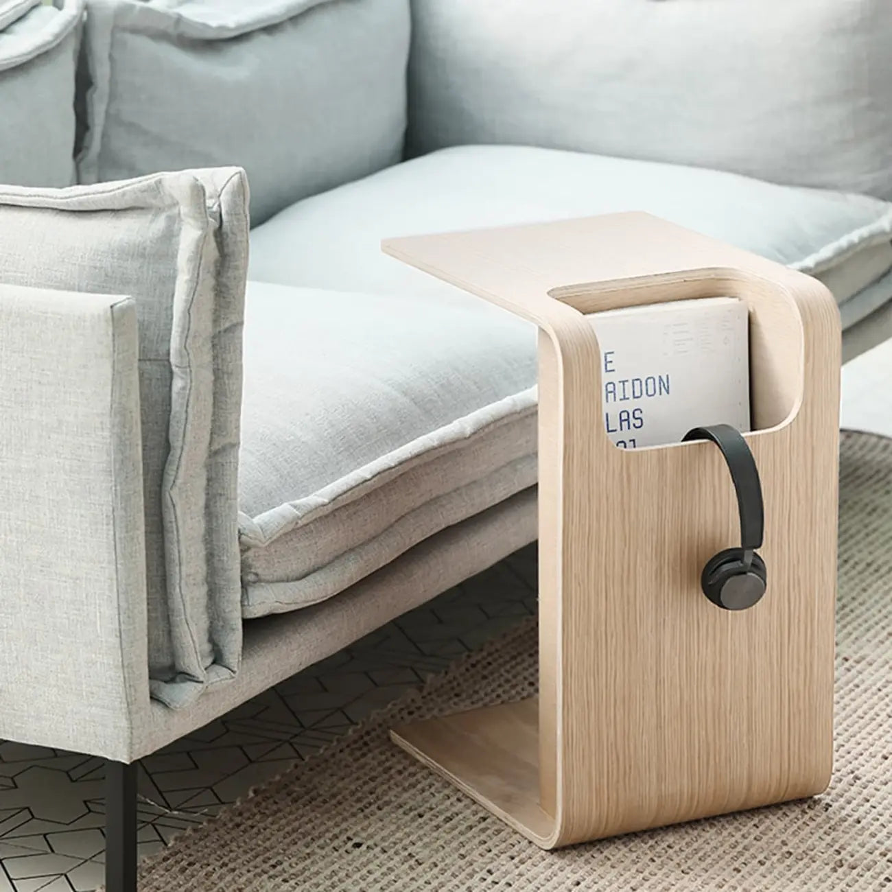 Table d'appoint convertible en forme de C en bois de noyer avec rangement