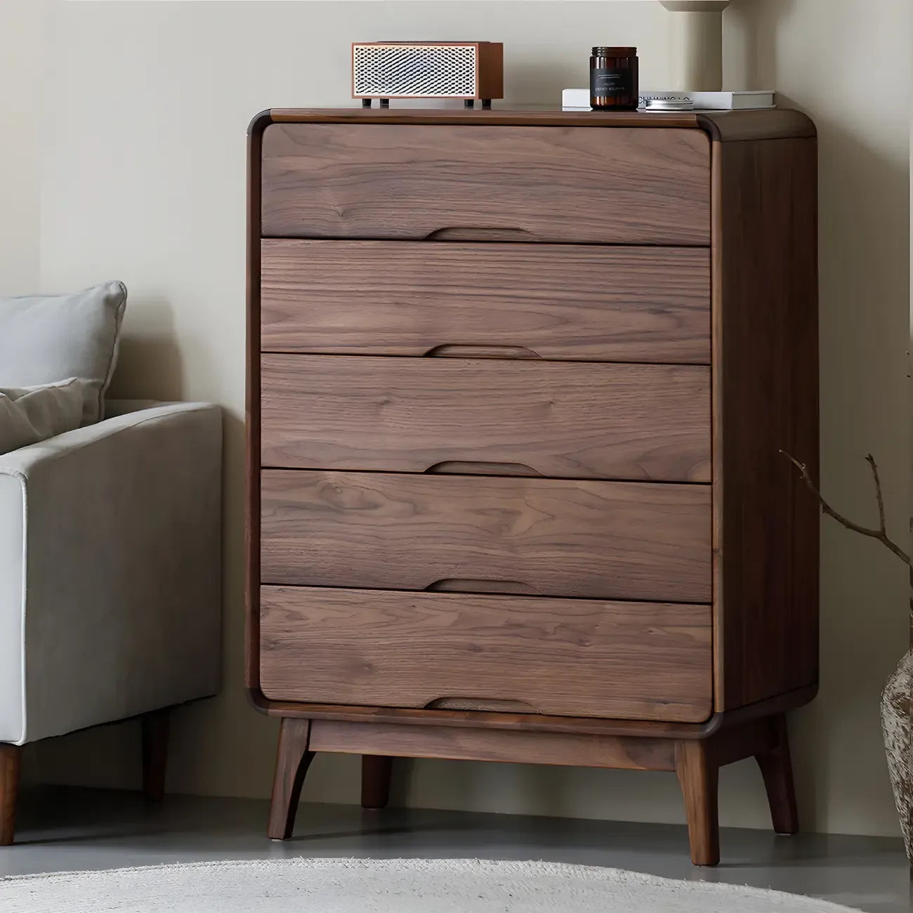 Commodes et coffres vintage en bois massif noyer foncé pour chambre à coucher