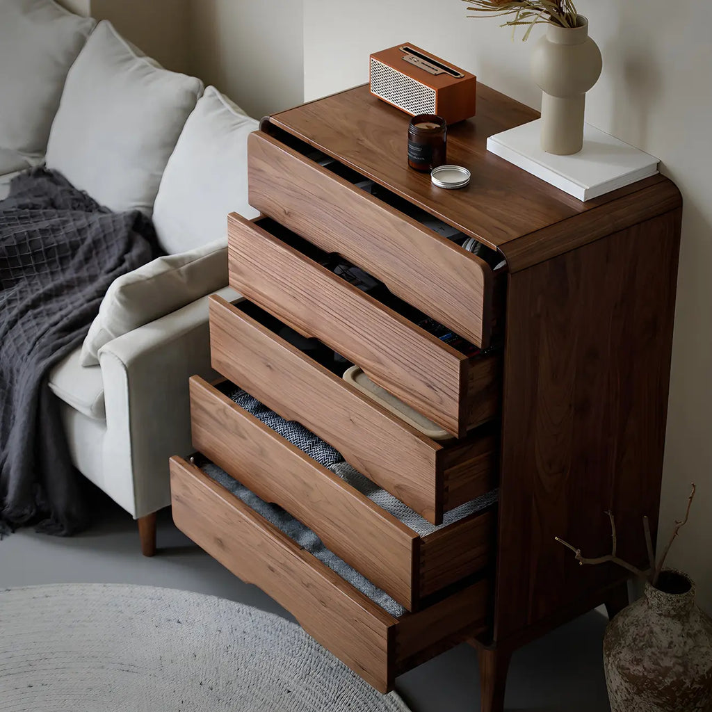 Commodes et coffres vintage en bois massif noyer foncé pour chambre à coucher