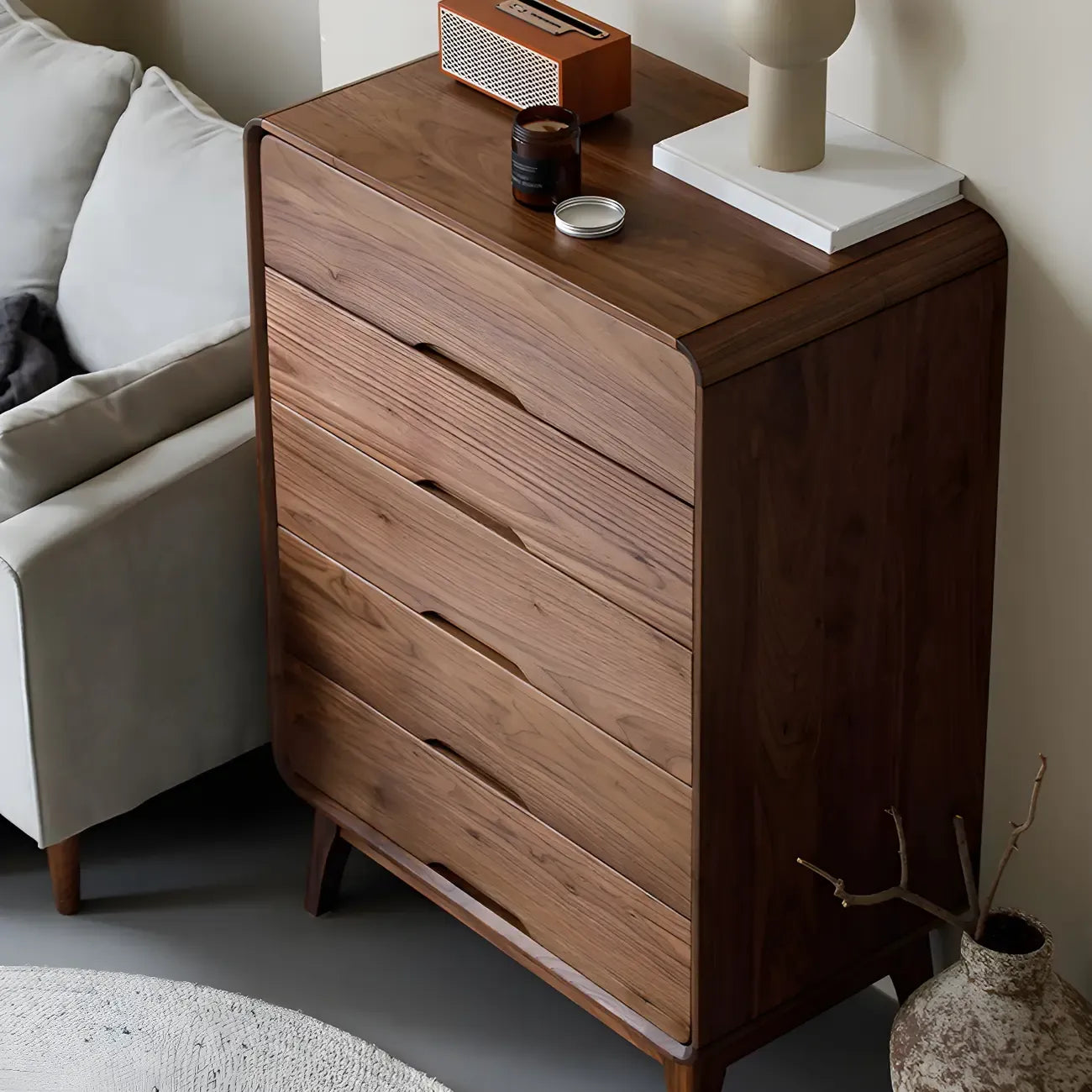 Commodes et coffres vintage en bois massif noyer foncé pour chambre à coucher
