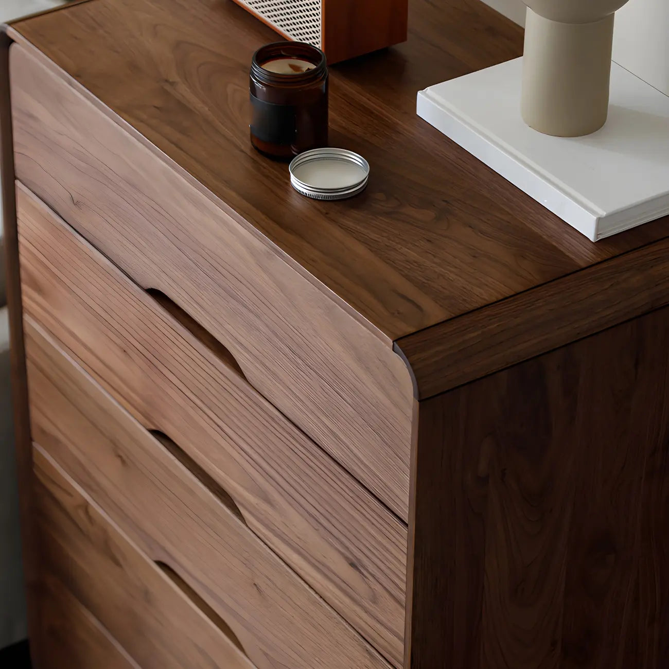 Commodes et coffres vintage en bois massif noyer foncé pour chambre à coucher
