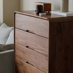 Commodes et coffres vintage en bois massif noyer foncé pour chambre à coucher