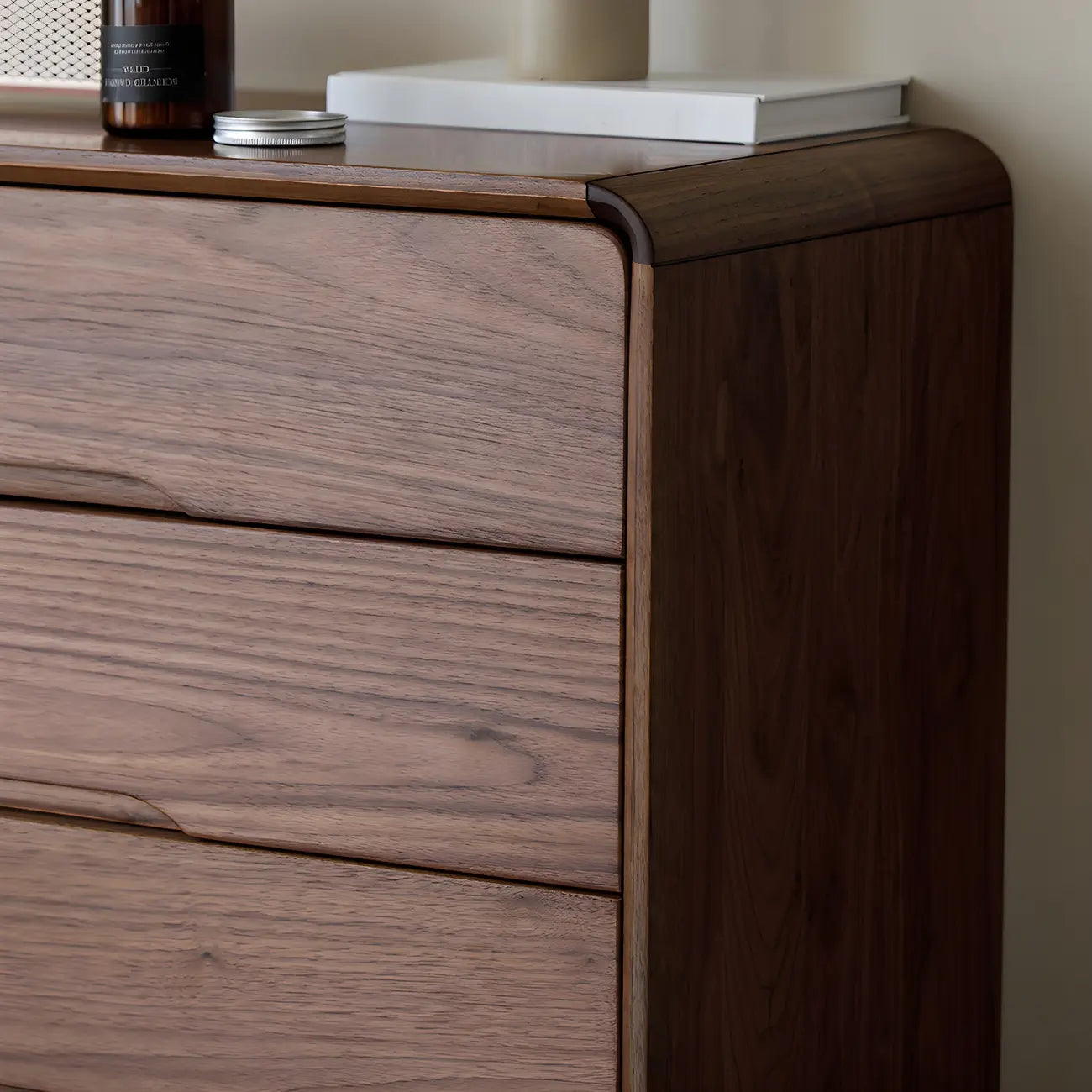 Commodes et coffres vintage en bois massif noyer foncé pour chambre à coucher