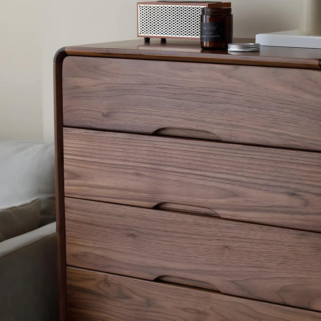 Commodes et coffres vintage en bois massif noyer foncé pour chambre à coucher