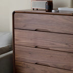 Commodes et coffres vintage en bois massif noyer foncé pour chambre à coucher