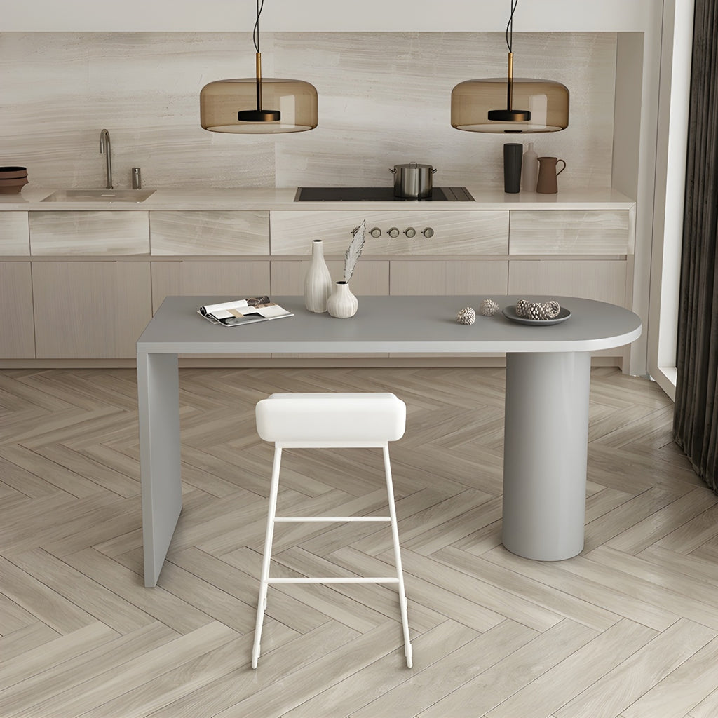 Table de bar moderne grise aux formes libres avec plateau en bois