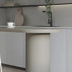 Table de bar moderne grise aux formes libres avec plateau en bois