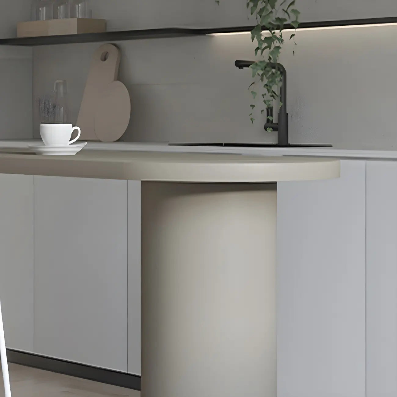 Table de bar moderne grise aux formes libres avec plateau en bois