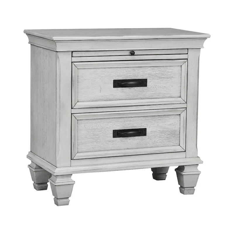 Ensemble de chambre à coucher Capistrano blanc antique 4 pièces avec 2 tables de chevet et une commode