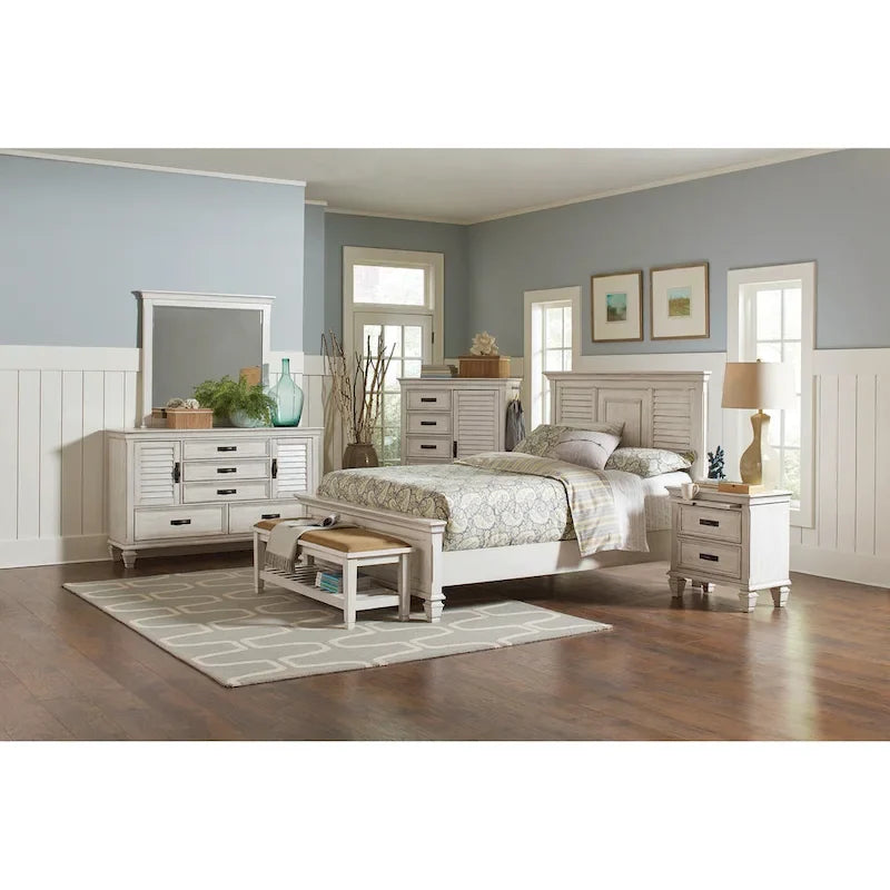 Ensemble de chambre à coucher Capistrano blanc antique 4 pièces avec 2 tables de chevet et une commode