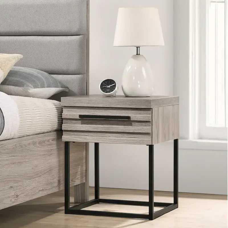 Ensemble de chambre à coucher 3 pièces Roundhill Furniture Alvear en bois rembourré, comprenant un lit à panneaux et deux tables de chevet, gris vieilli