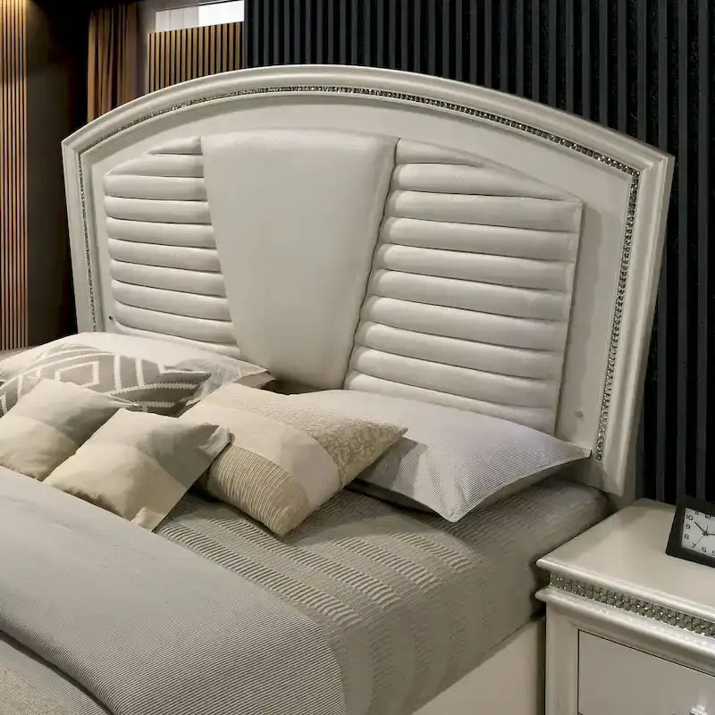 Ensemble lit plateforme 3 pièces Xian Glam en bois massif blanc avec table de chevet et commode et éclairage LED, par Furniture of America