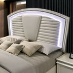 Ensemble lit plateforme 3 pièces Xian Glam en bois massif blanc avec table de chevet et commode et éclairage LED, par Furniture of America