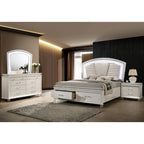 Ensemble lit plateforme 3 pièces Xian Glam en bois massif blanc avec table de chevet et commode et éclairage LED, par Furniture of America