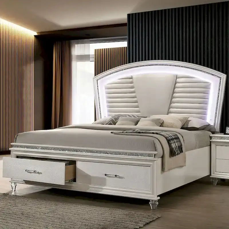 Ensemble lit plateforme 3 pièces Xian Glam en bois massif blanc avec table de chevet et commode et éclairage LED, par Furniture of America