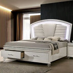 Ensemble lit plateforme 3 pièces Xian Glam en bois massif blanc avec table de chevet et commode et éclairage LED, par Furniture of America
