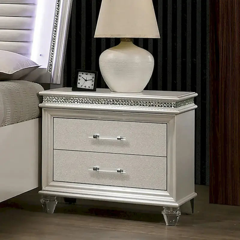 Ensemble lit plateforme 3 pièces Xian Glam en bois massif blanc avec table de chevet et commode et éclairage LED, par Furniture of America
