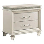Ensemble lit plateforme 3 pièces Xian Glam en bois massif blanc avec table de chevet et commode et éclairage LED, par Furniture of America