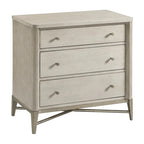 Ensemble de chambre à coucher Roundhill Furniture Mantalia en bois massif, comprenant un lit à panneaux, une commode, un miroir, deux tables de chevet et un banc, couleur champagne.