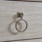 Ensemble de chambre à coucher Roundhill Furniture Mantalia en bois massif, comprenant un lit à panneaux, une commode, un miroir, deux tables de chevet et un banc, couleur champagne.