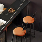 Tables de bar modernes en acier et pierre noire avec piédestal de rangement