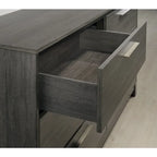 Ensemble de chambre à coucher Roundhill Furniture Ioana 187 en bois finition gris antique, comprenant un lit queen size, une commode, un miroir et une table de chevet.