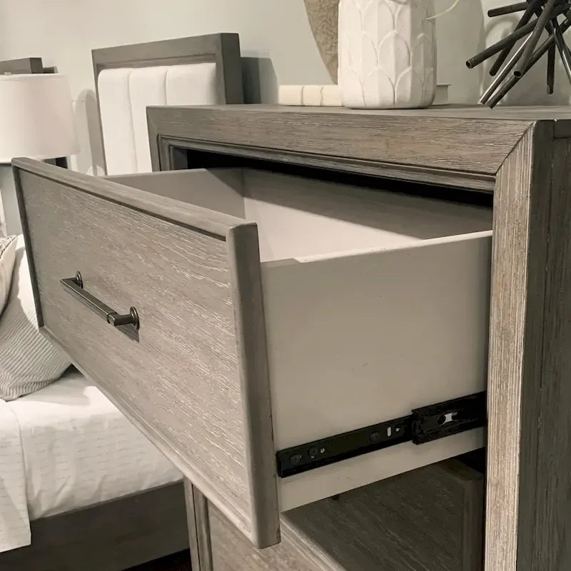 Ensemble de chambre à coucher Roundhill Furniture Ennesley en bois gris avec lit à panneaux rembourrés, commode, miroir et table de chevet