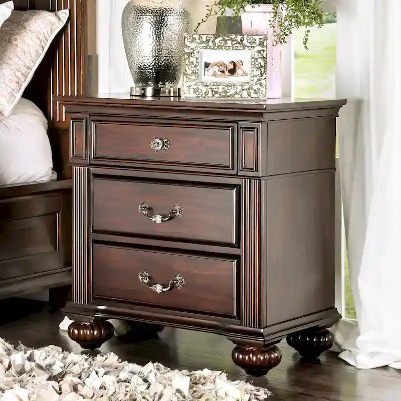 Ensemble de chambre à coucher traditionnel Vame en bois massif noyer, 3 pièces, par Furniture of America