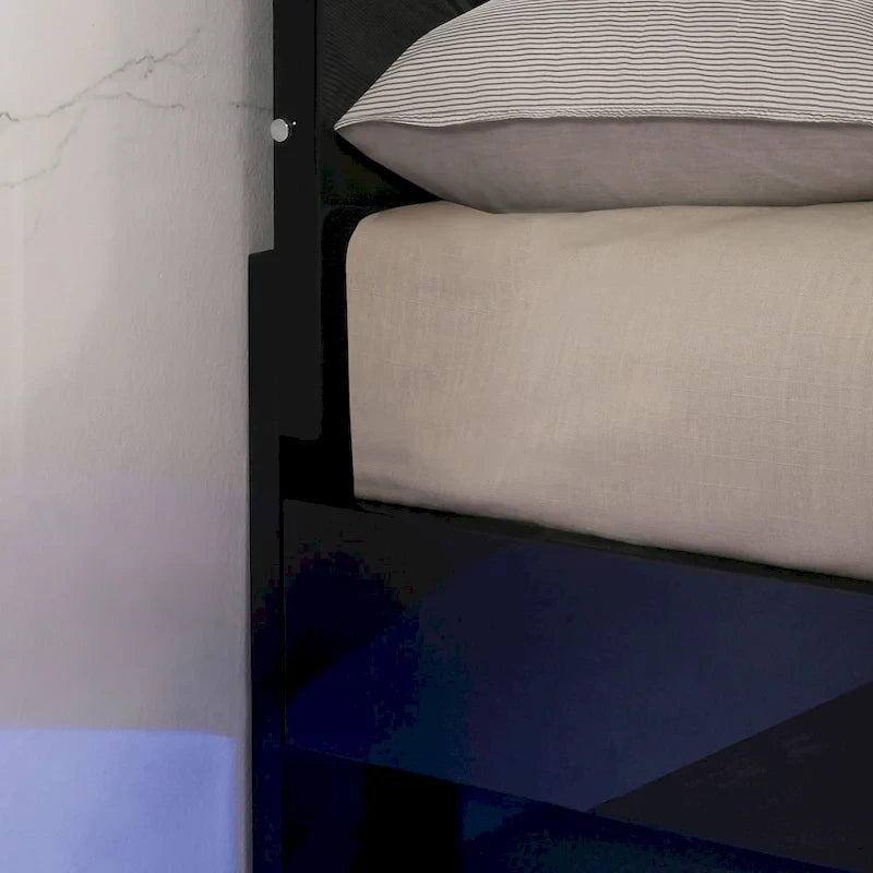 Ensemble lit 3 pièces Benvolio en bois noir contemporain avec éclairage LED et 2 tables de chevet dotées d'un port USB, par Furniture of America
