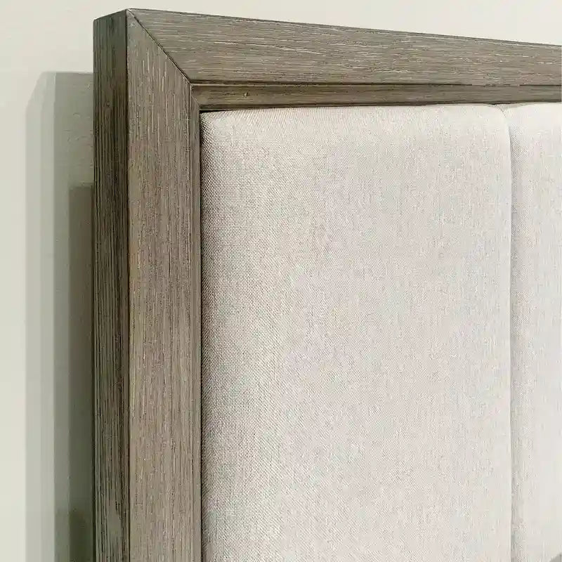 Ensemble de chambre à coucher Roundhill Furniture Ennesley en bois gris avec lit à panneaux rembourrés, commode, miroir, 2 tables de chevet et commode haute.