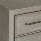 Ensemble de chambre à coucher Roundhill Furniture Ennesley en bois gris avec lit à panneaux rembourrés, commode, miroir, 2 tables de chevet et commode haute.