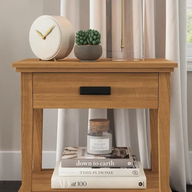 Lit King en bois brun Oak Park, deux tables de chevet et commode