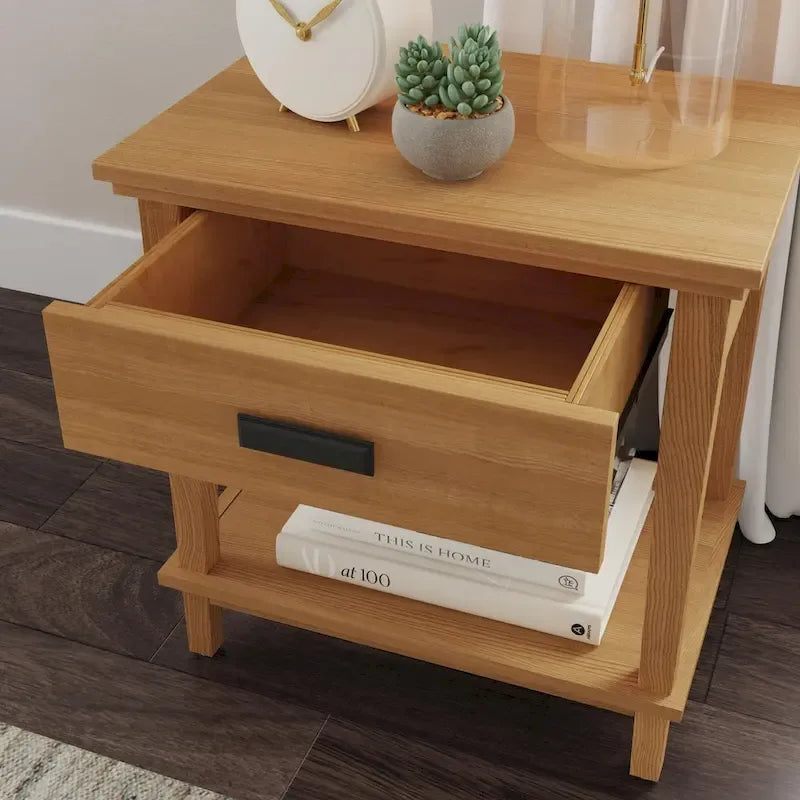 Lit King en bois brun Oak Park, deux tables de chevet et commode