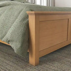 Lit King en bois brun Oak Park, deux tables de chevet et commode